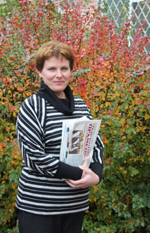 С толстой сумкой на ремне