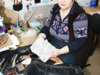 Как дольше сохранить обувь, какие набойки лучше поставить, как ухаживать за сапожками и туфлями знает мастер по ремонту обуви  Дома быта г. Новолукомля ГКУП “Чашничанка” Галина Владимировна Ленько