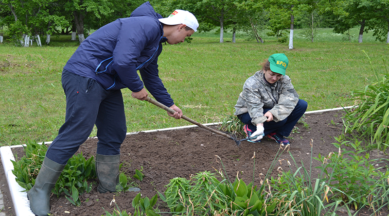 Теперь цветы на мемориальном комплексе “Вишенки” точно зацветут
