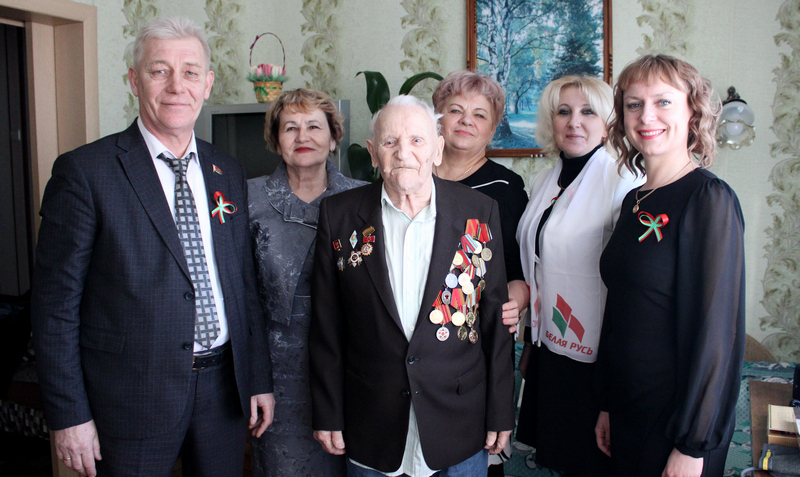 Фотофакт: представители районной власти, общественность поздравили ветерана Великой Отечественной войны с юбилеем!
