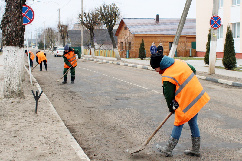 Фотофакт:  коммунальная служба наводит порядок в Чашниках