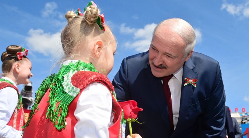 «Женщины и дети — приоритет приоритетов». Почему Лукашенко всегда выступает за поддержку семейных ценностей