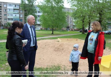 В Новолукомле прошёл рейд по проверке состояния детских игровых площадок