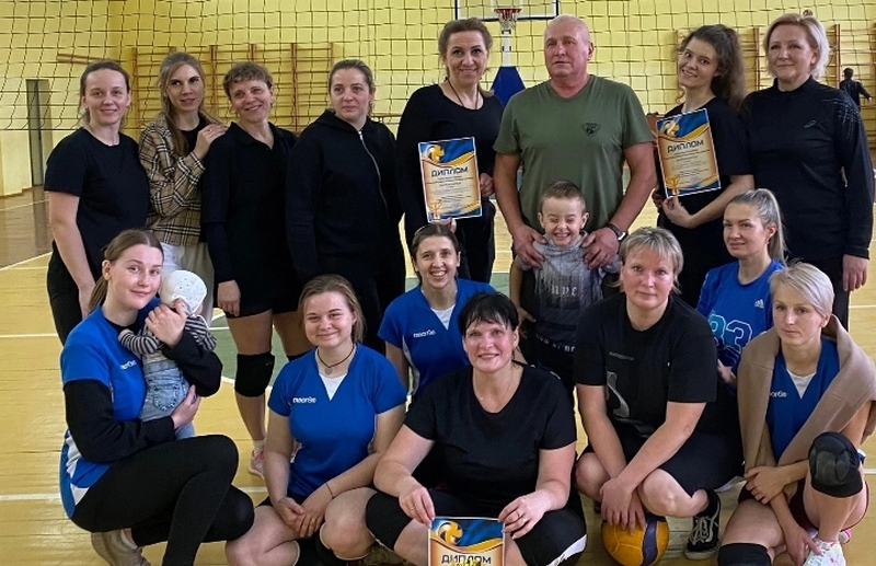 Семь женских команд боролись в Новолукомле за звание лучшей в волейболе