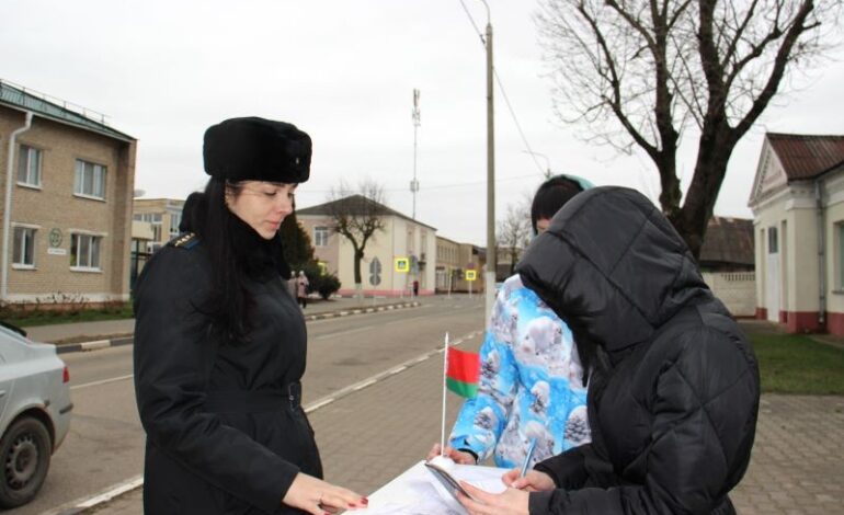 Фотофакт. На Чашниччине продолжается сбор подписей в поддержку претендентов в кандидаты на пост Президента