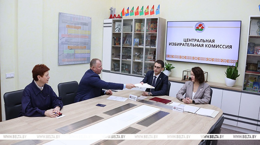 ЦИК принял документы для регистрации Хижняка кандидатом в Президенты Беларуси