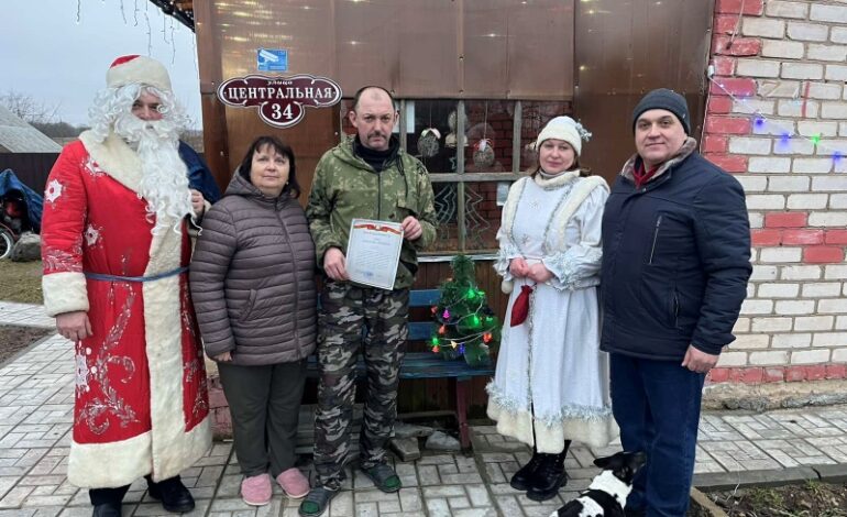 Жители деревни Тяпино провели новогодний конкурс на лучшее украшение двора