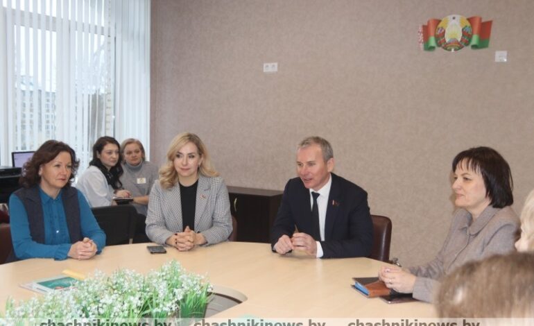 Виктор Азарёнок выступил перед трудовым коллективом Средней школы №1 г. Новолукомля имени Ф. Ф. Дубровского