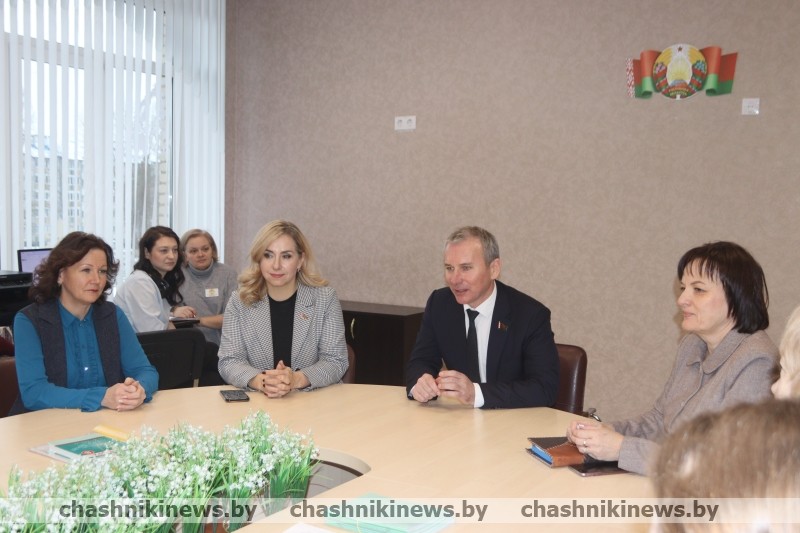 Виктор Азарёнок выступил перед трудовым коллективом Средней школы №1 г. Новолукомля имени Ф. Ф. Дубровского