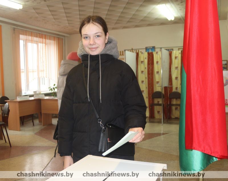 Анастасия Жилинская из Чашник впервые голосовала на выборах Президента