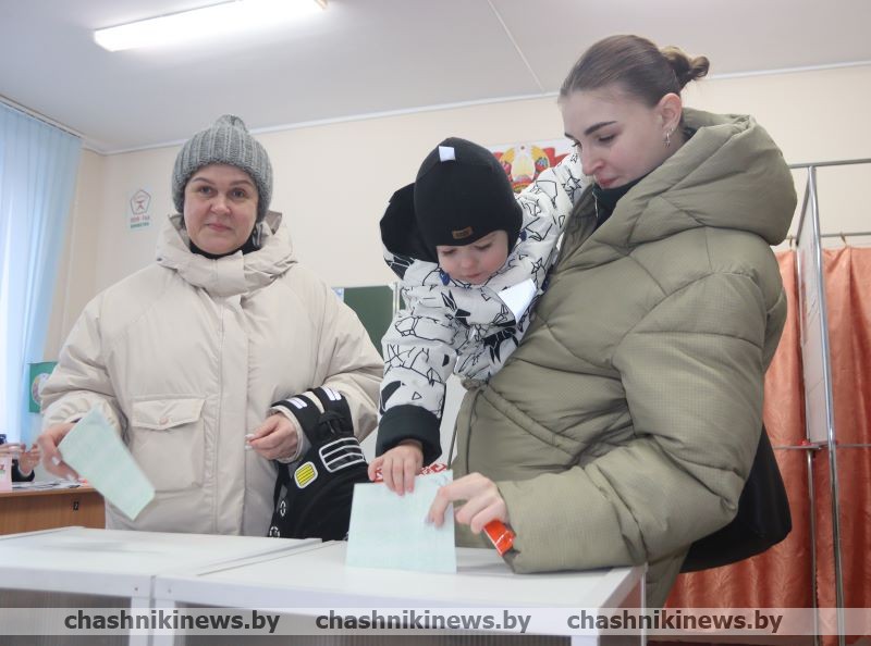 Посмотрели, как новолукомчане голосуют в основной день выборов Президента Республики Беларусь