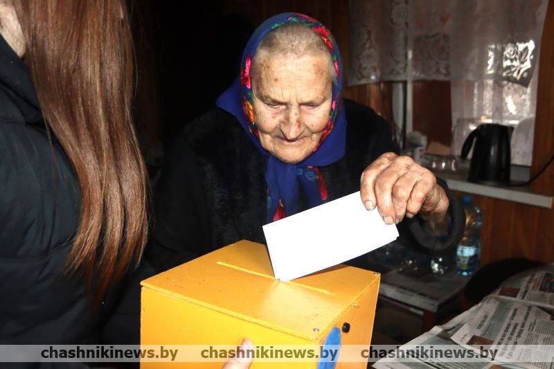 Посмотрели, как жители Лукомля проголосовали на выборах Президента на дому