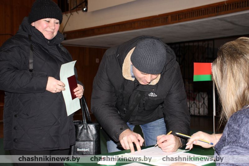 Посмотрели, как идет досрочное голосование на участке №17 в Новолукомле