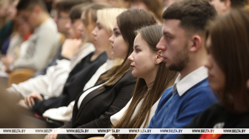 “Внести личный вклад”. Что вдохновляет молодежь становиться волонтерами в дни выборов