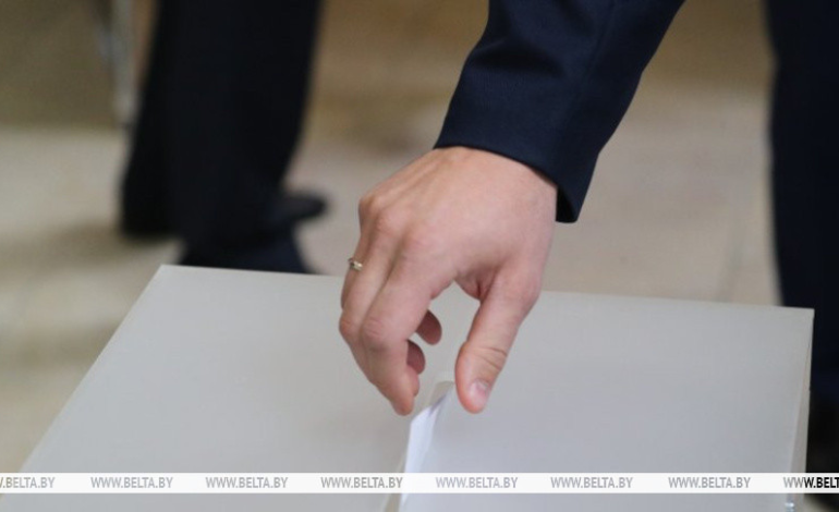 “Это не влияет на соблюдение тайны голосования”. Беляков об отсутствии шторок в кабине для голосования