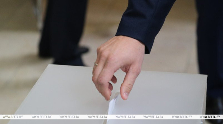 “Это не влияет на соблюдение тайны голосования”. Беляков об отсутствии шторок в кабине для голосования