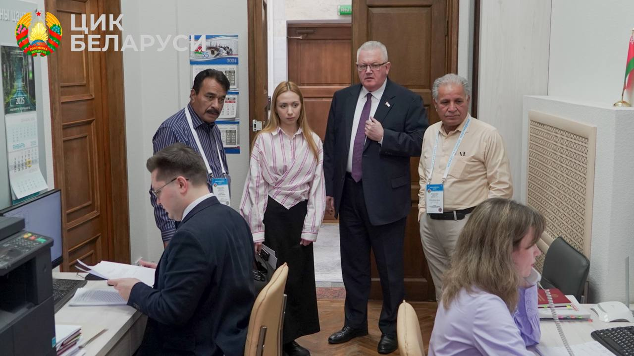 Международные наблюдатели посетили ЦИК Беларуси