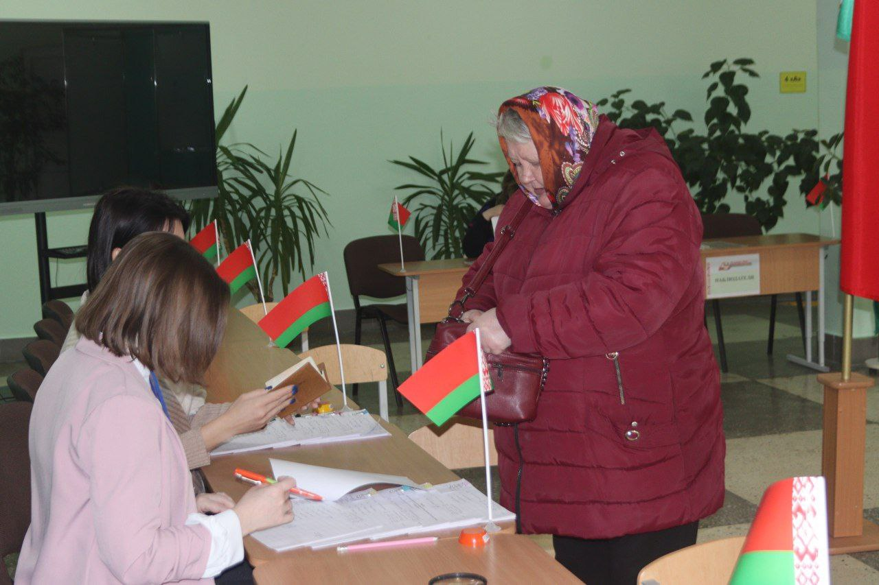 Жители Чашникского района активно идут на участки для голосования и делают свой выбор