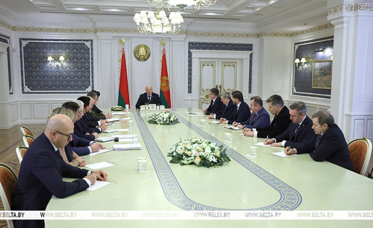 Лукашенко заявил о необходимости определиться с приглашением на выборы западных наблюдателей