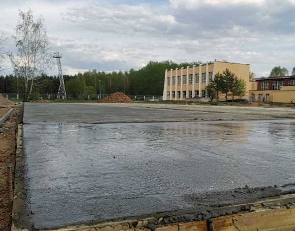 Благоустраивают хоккейную коробку спортивного комплекса “Энергетик” Лукомльской ГРЭС