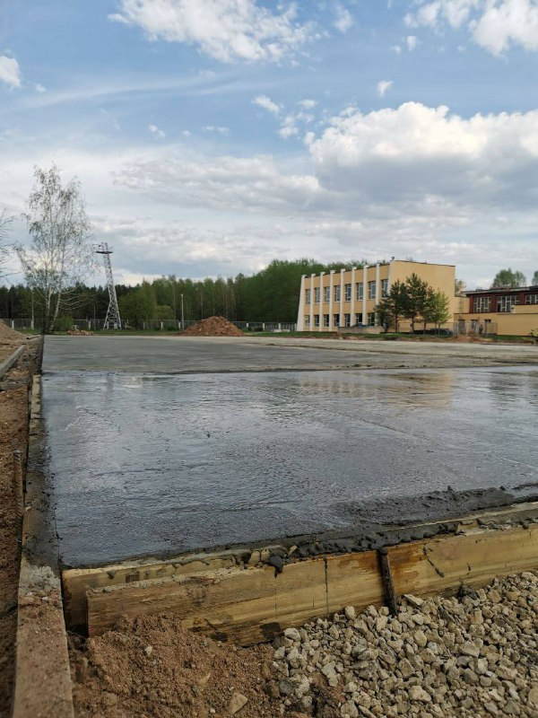 Благоустраивают хоккейную коробку спортивного комплекса “Энергетик” Лукомльской ГРЭС