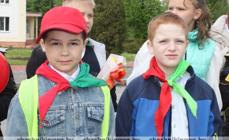 Фотофакт. В Чашниках торжественно приняли школьников в пионеры