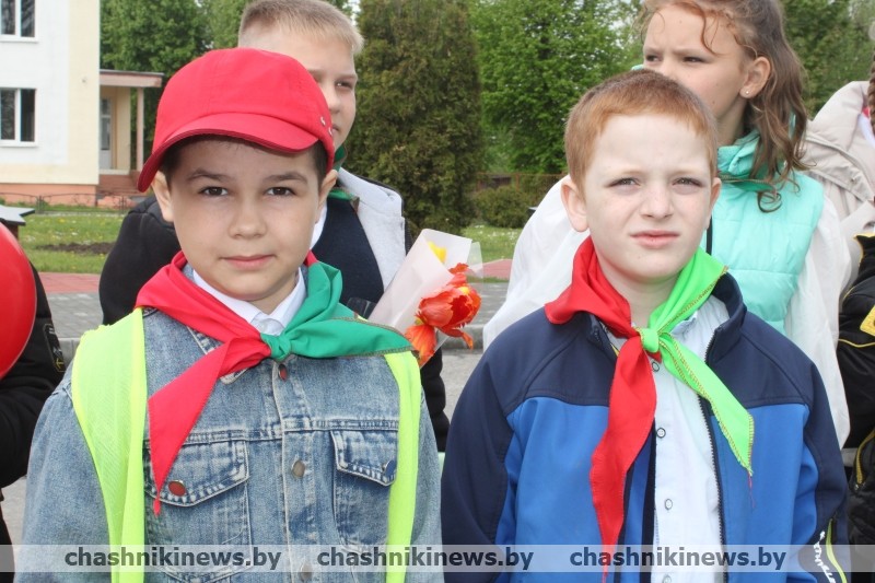 Фотофакт. В Чашниках торжественно приняли школьников в пионеры