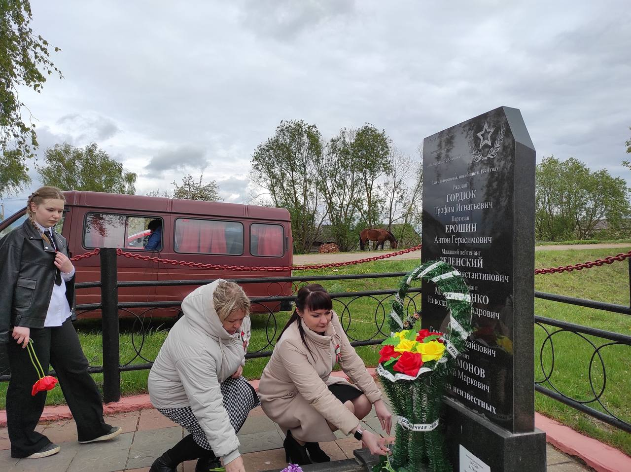 У памятника погибшим воинам и партизанам в Тяпино прошел митинг