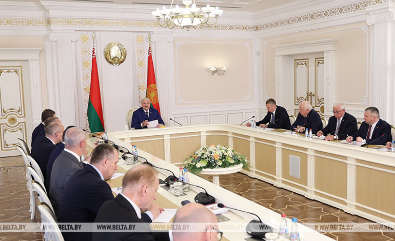 “Разруха не в клозетах, а в головах”. Лукашенко указал на упущения в наведении порядка словами классика