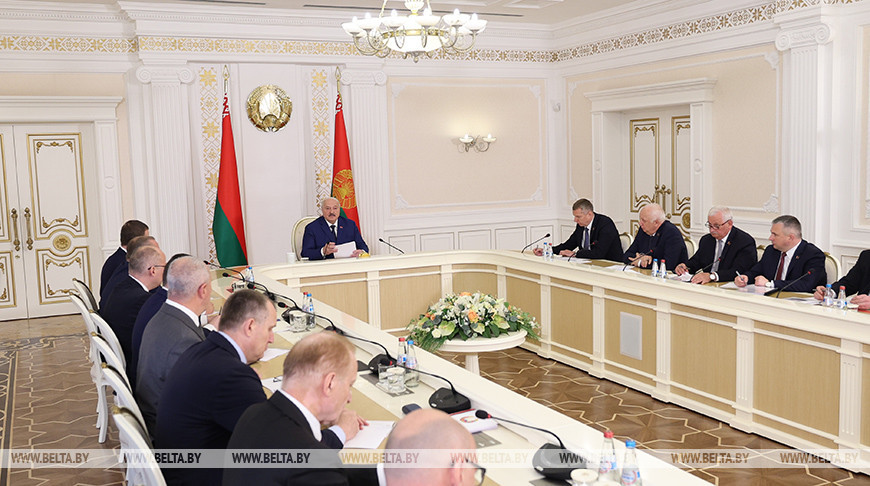 “Разруха не в клозетах, а в головах”. Лукашенко указал на упущения в наведении порядка словами классика