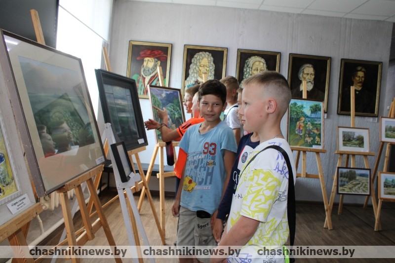 Фотофакт. В Чашникском историческом музее во время летних каникул собрались школьники