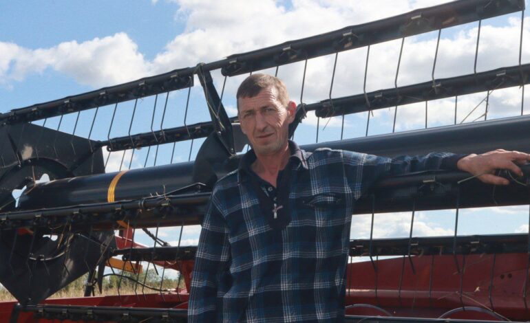 На поле возле деревни Орешенка шумно, работает зерноуборочная техника ОАО «Иванский-Агро»