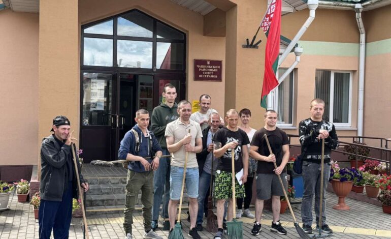 Подучетные уголовно-исполнительной инспекции Чашникского РОВД благоустроили территории возле здания ТЦСОН