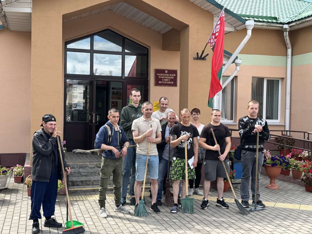 Подучетные уголовно-исполнительной инспекции Чашникского РОВД благоустроили территории возле здания ТЦСОН