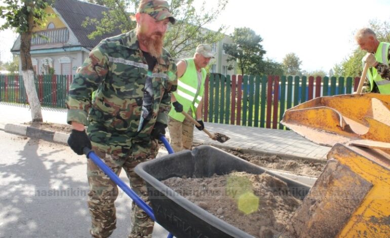 Город Чашники готовится к празднику «Дажынкі», и в этом ему активно помогают мастера предприятия «Витебский Зеленстрой»
