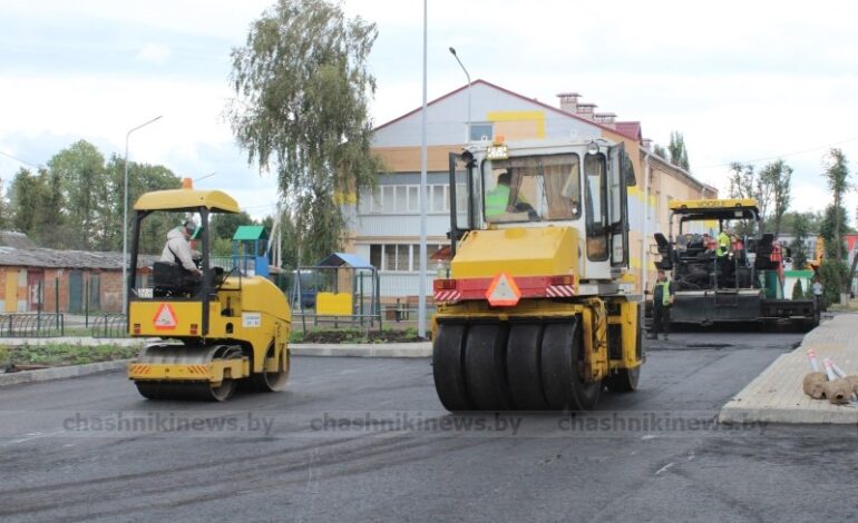 Фотофакт. В Чашниках укладывают асфальт