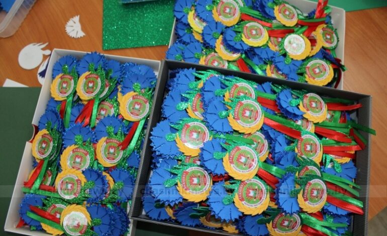 Фотофакт. Посетители ТЦСОН делают бутоньерки к “Дожинкам”