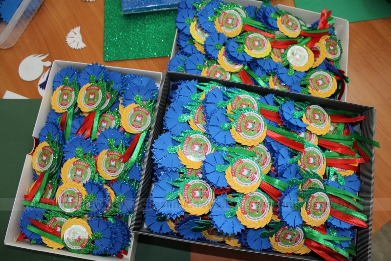 Фотофакт. Посетители ТЦСОН делают бутоньерки к “Дожинкам”