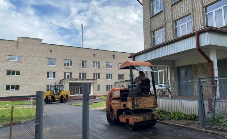 На территории Чашникской больницы – новый асфальт