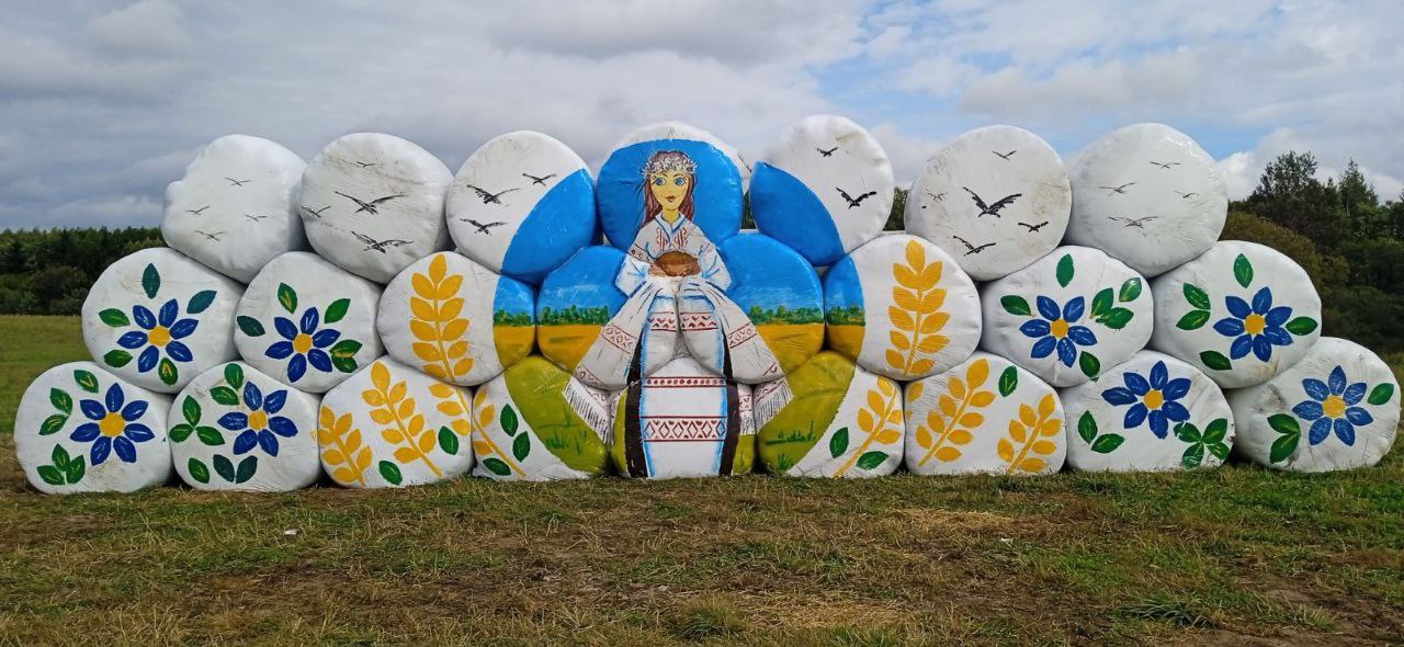 Продолжаем показывать коллекцию соломенных скульптур в Чашникском районе