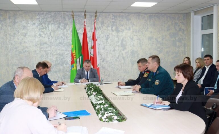 О торговом обслуживании, вакцинации и установке АПИ говорили в райисполкоме