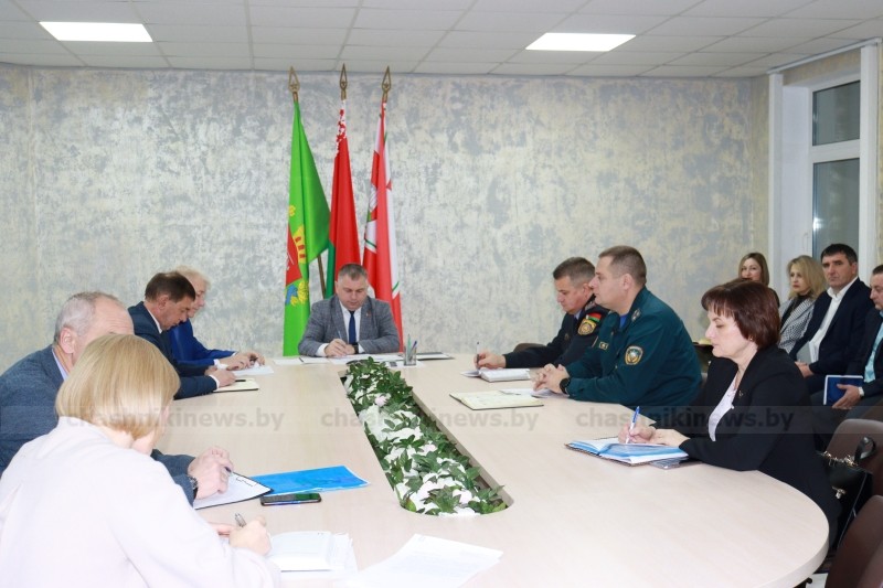 О торговом обслуживании, вакцинации и установке АПИ говорили в райисполкоме