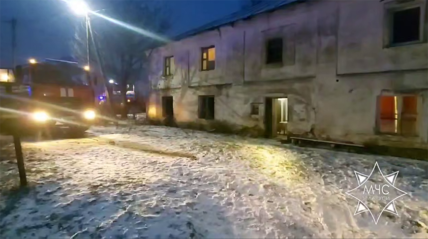 Работники МЧС спасли мужчину из горящей квартиры в Чашниках