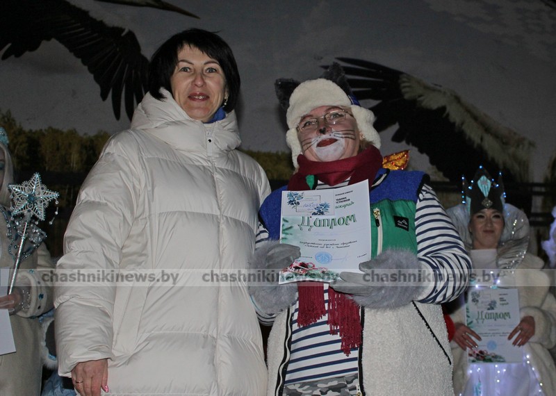 Сказочное шествие в Чашниках: Деды Морозы и Снегурочки на улице Советской