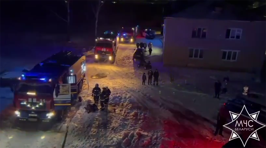 Работники МЧС спасли ребенка при пожаре в общежитии 