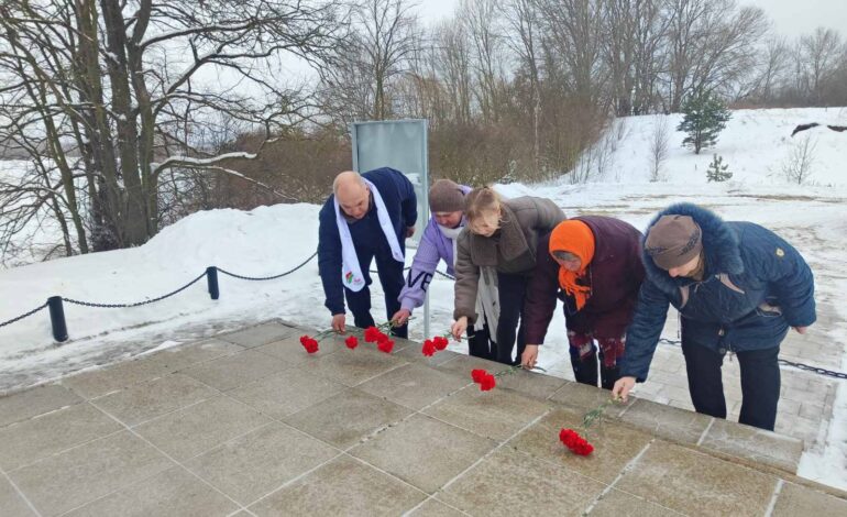 Фотофакт.  Возложение цветов в Заречной Слободе: помним жертв Холокоста