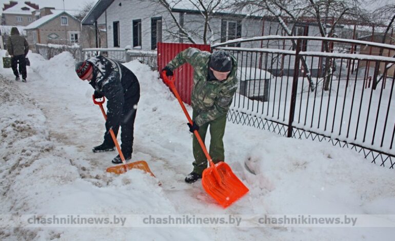 Фотофакт. Чашники завалило снегом. Коммунальщики борются со стихией