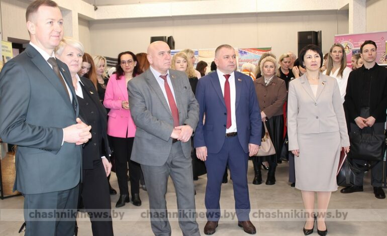 Фотофакт. Итоговая коллегия продолжилась презентацией выставок лауреатов премии Витебского облисполкома