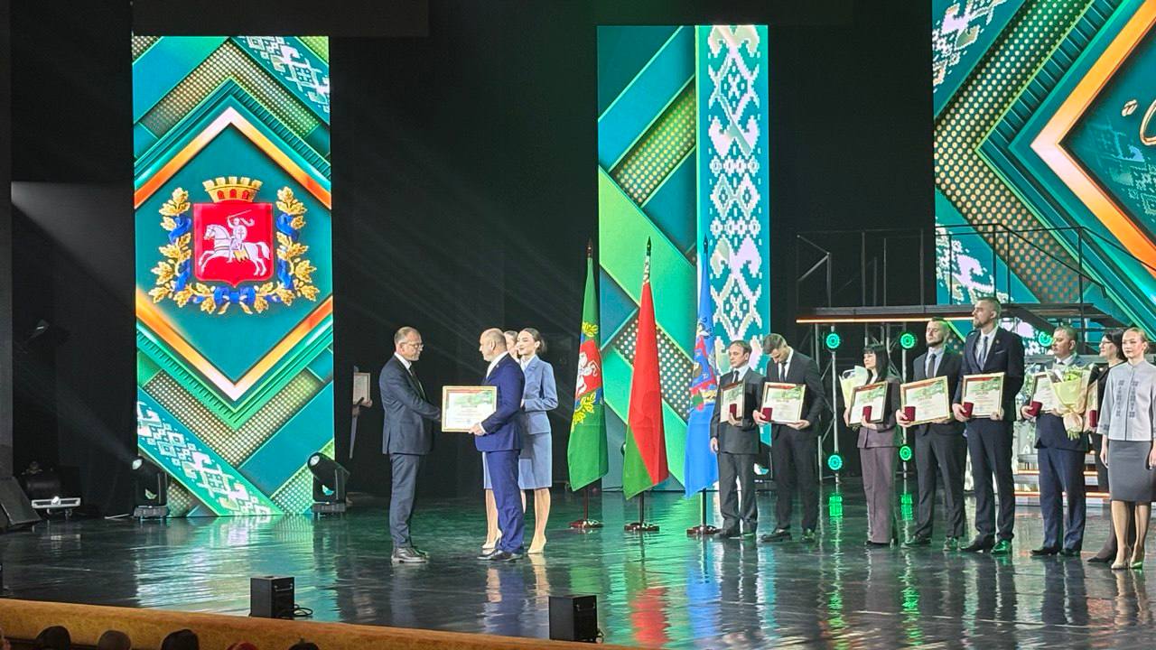 Александр Рогожник вручает премию «Человек года Витебщины»