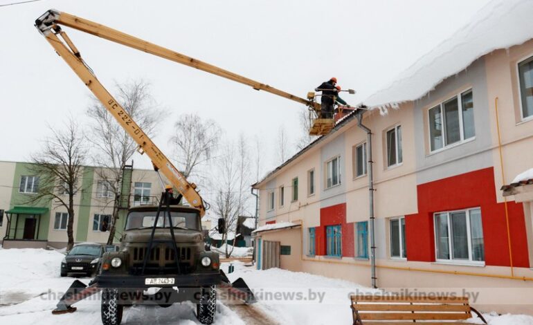 Борьба с наледью: коммунальщики в Чашниках и Новолукомле в работе
